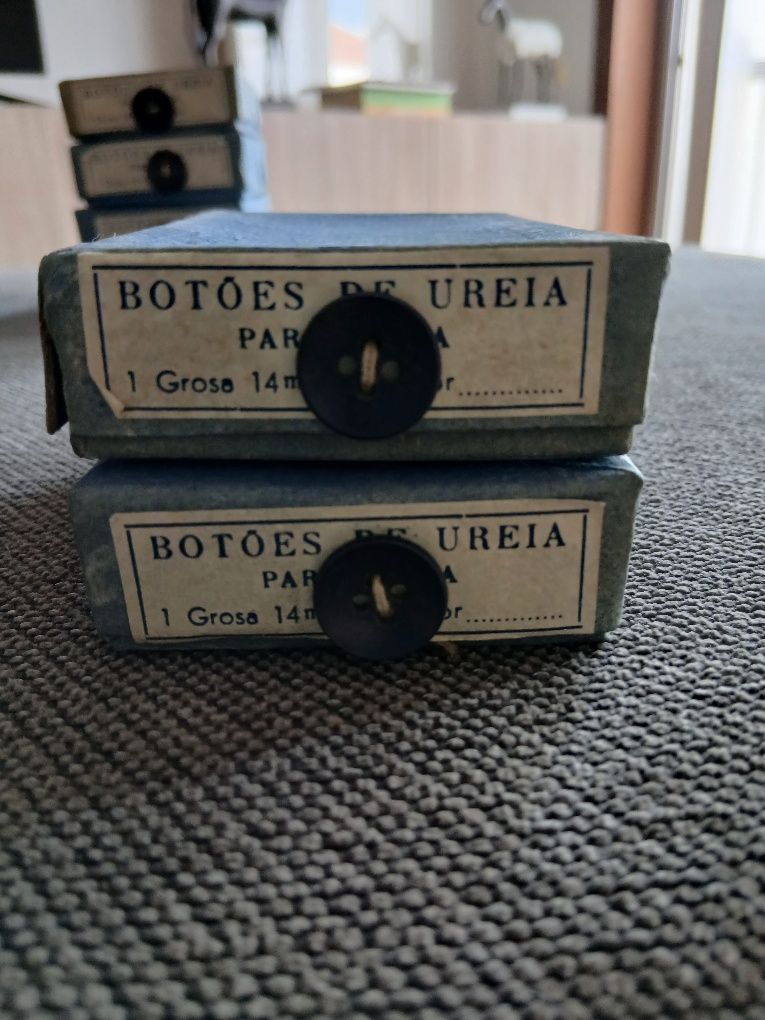 Caixas com botões antigos