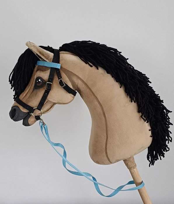 Bułany konik Hobby Horse A3 z ogłowiem i wodzami