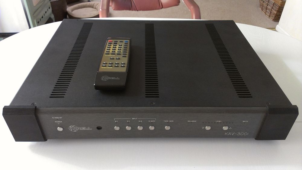 Amplificadores Plinius 2100i e Classé CAP80 com comando imaculados