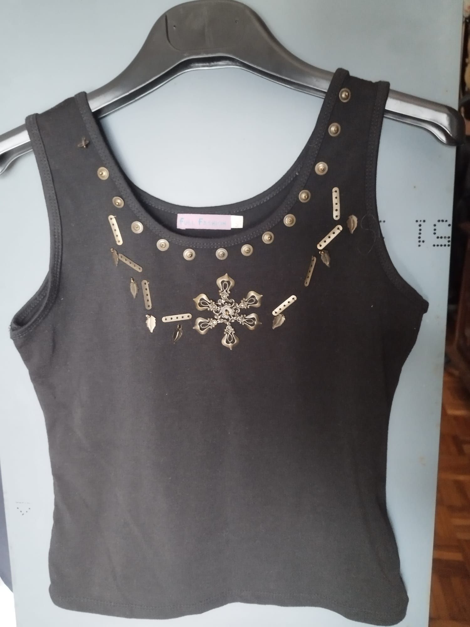 Top preto com decorações metálicas