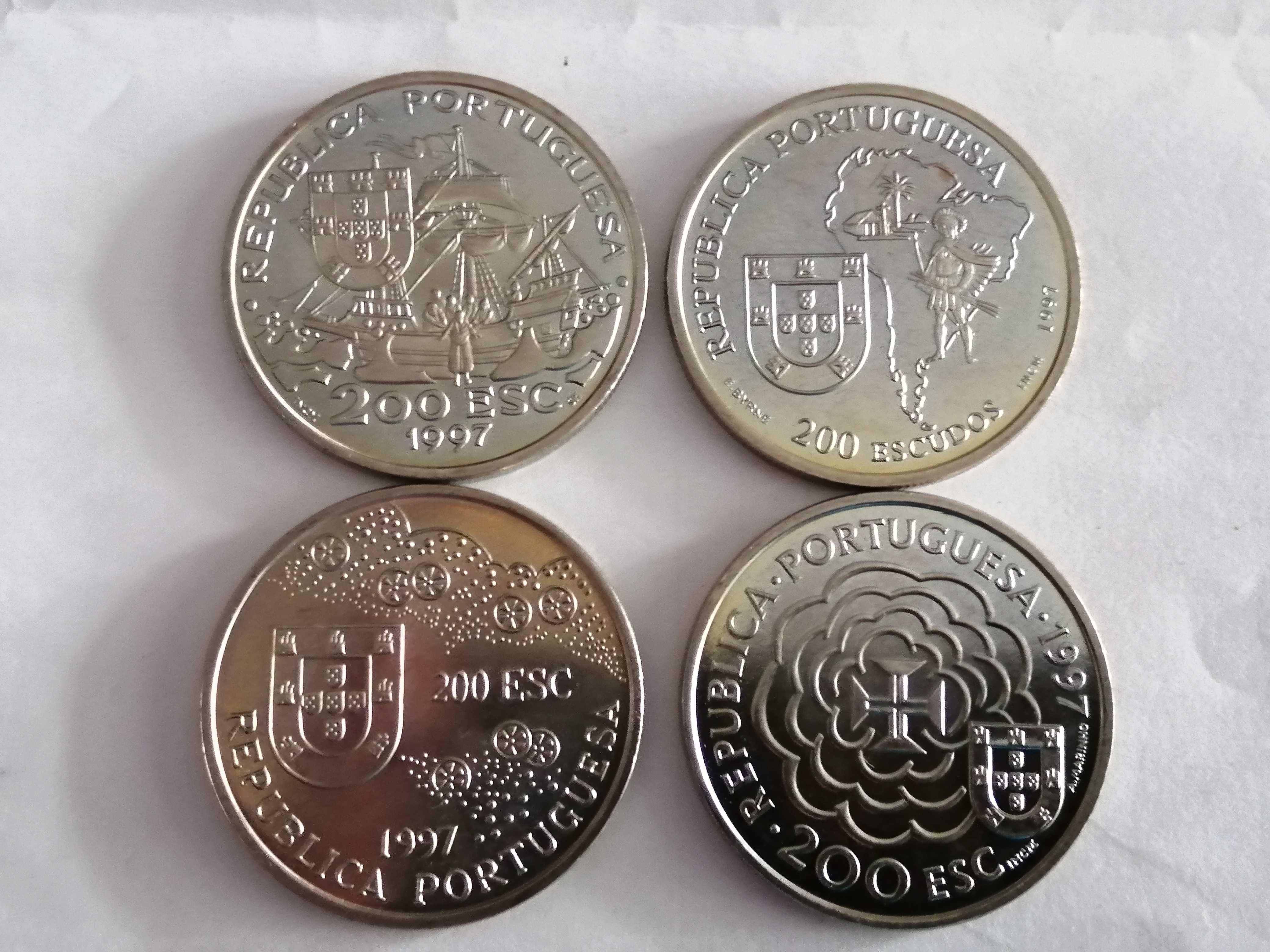 Várias moedas de prata e outras.