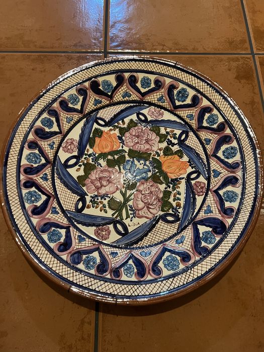 Prato alentejano de barro pintado à mão “Olivério São Pedro do Coral”