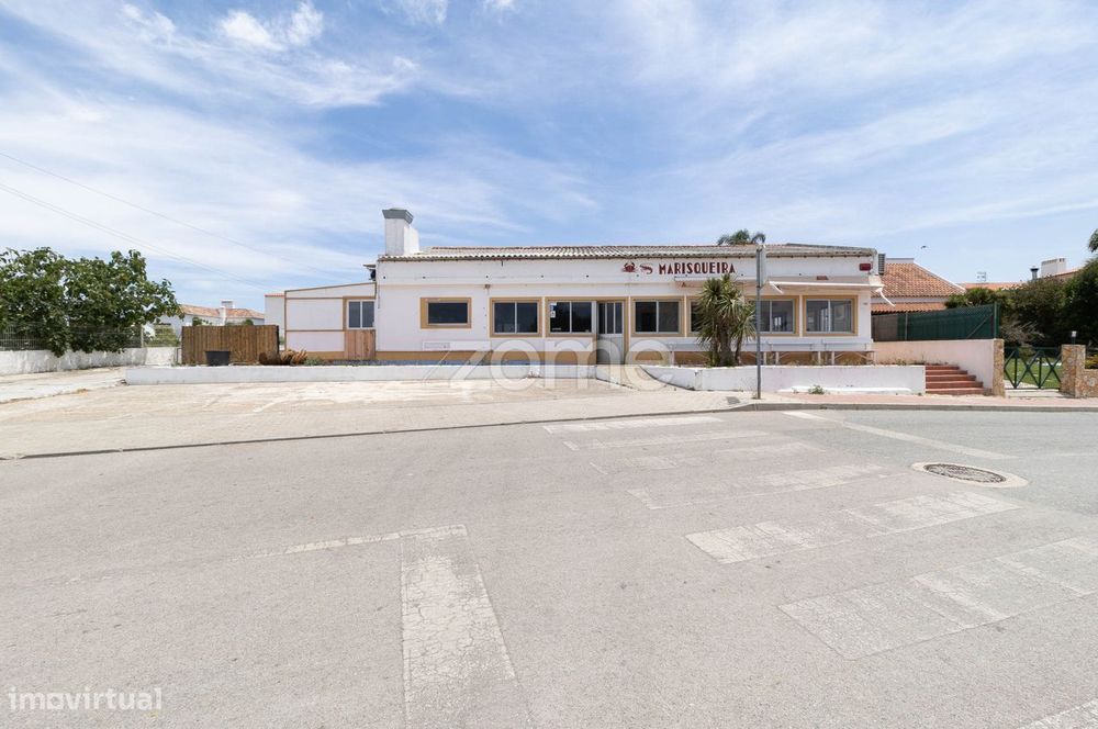 Edifício Comercial e Habitacional a 2 minutos da praia do Carvalhal