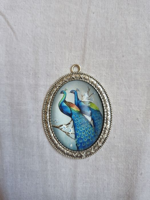Zawieszka srebrna ze szklanym pawiem, naszyjnik, kaboszon