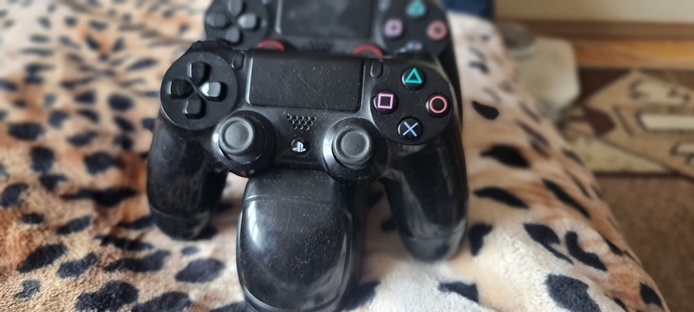 Sony PlayStation 4 pro 1g  + три гри + 2  джойстіка