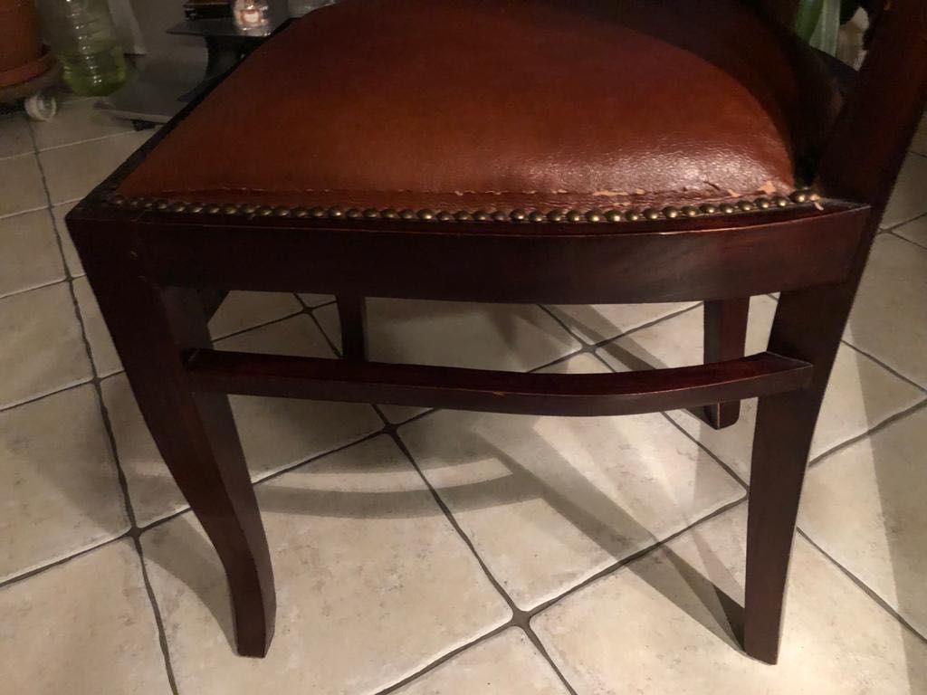 Zabytkowe antyczne drewniane krzesła ze stołem
