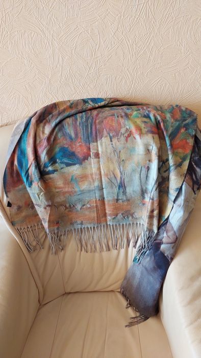 Продам жіночий шарф (палантин) з принтом