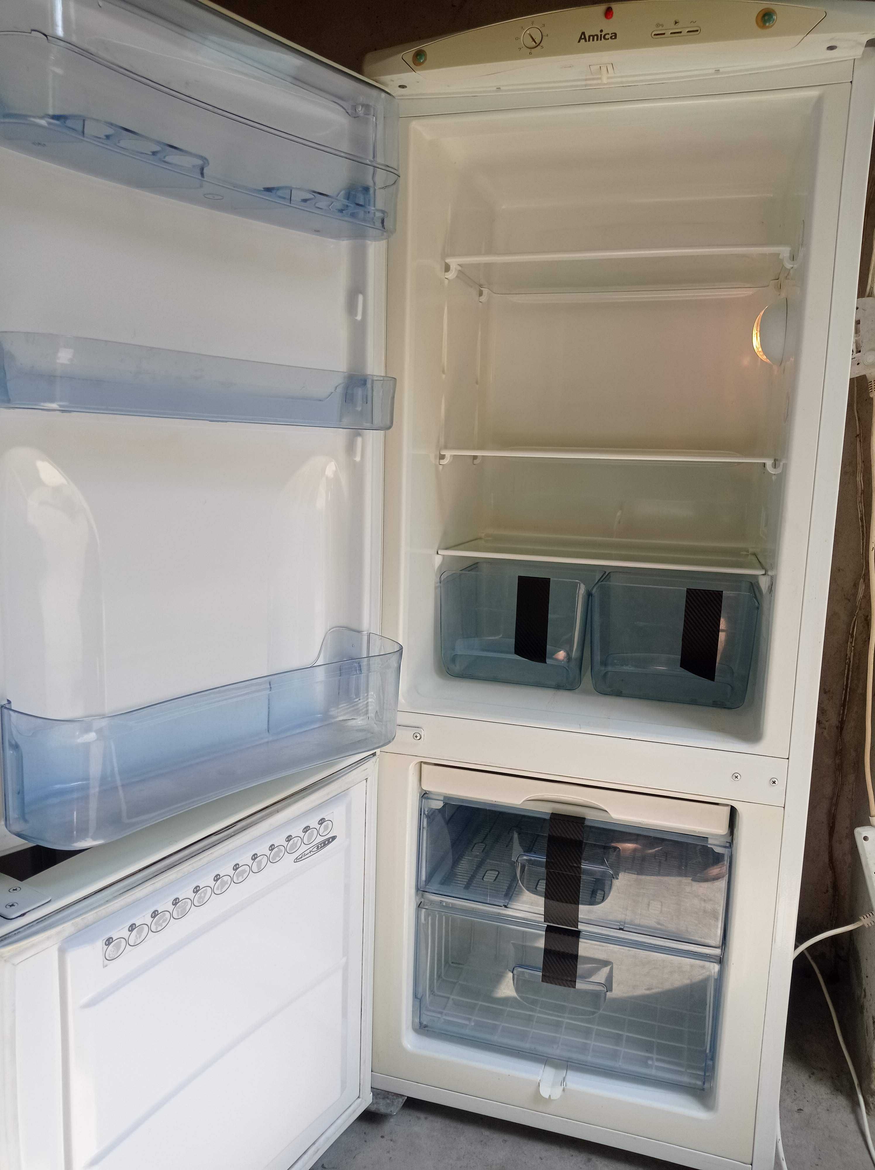 Lodówka czysta plastiki i szkło całe Polecam. Pomoc w transporcie