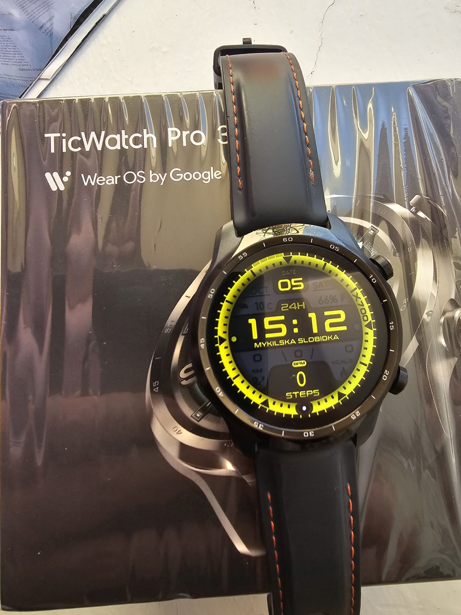 Умные часы TicWatch Pro 3.