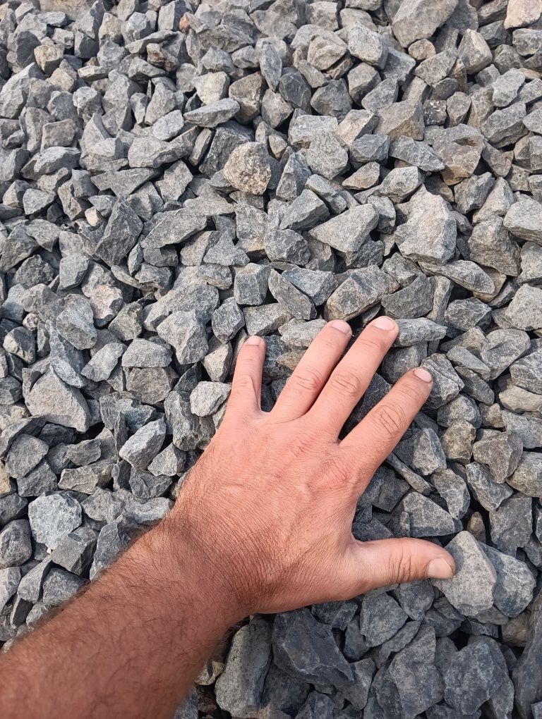 Pedra PRETA basalto britado 2,5-7,5cm, gravilha jardim