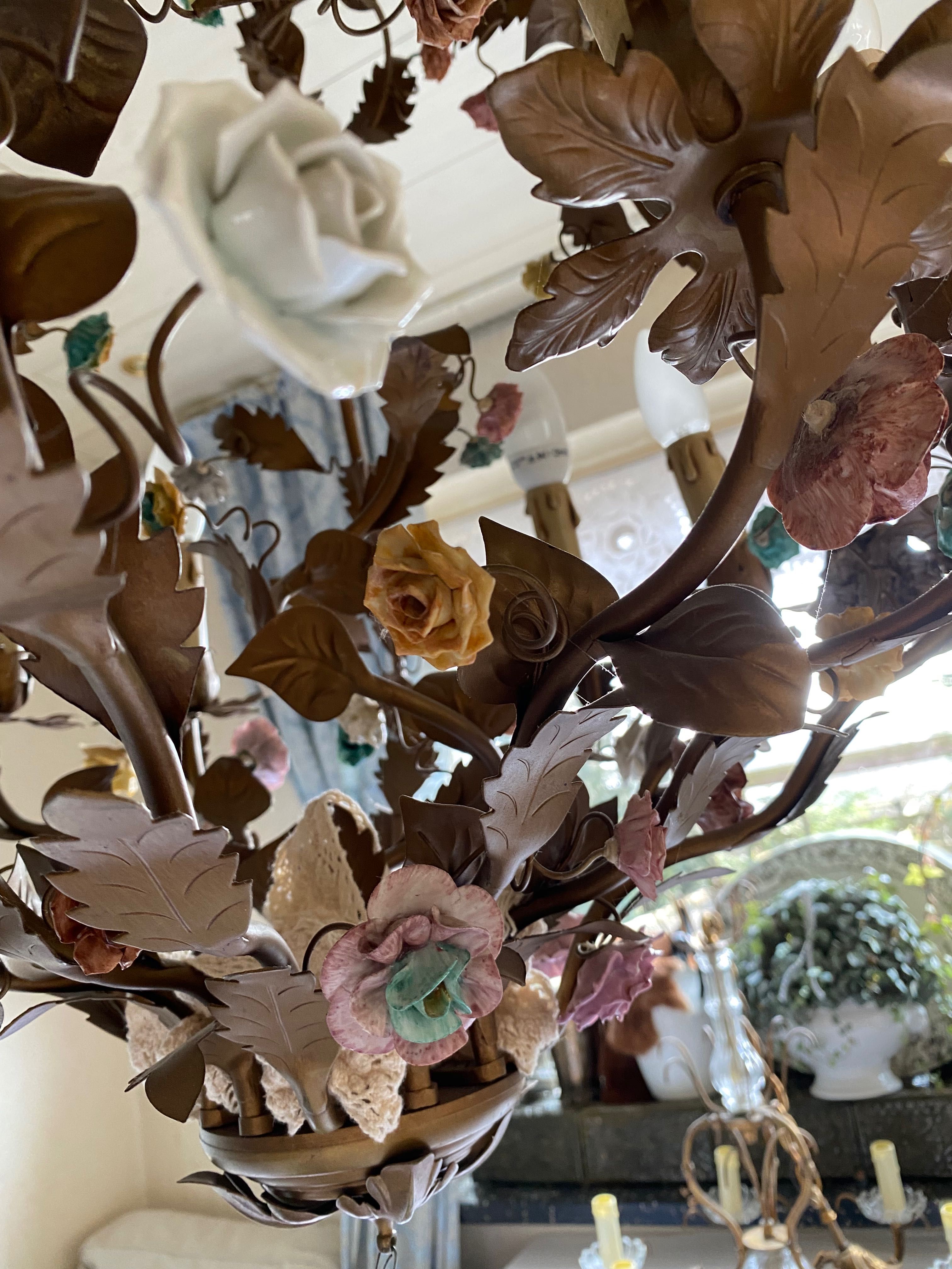 Żyrandol francuski stary z porcelanowymi kwiatkami