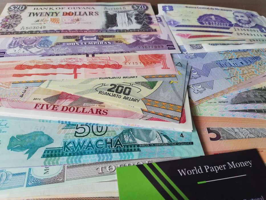 Mais de 1400 notas e moedas