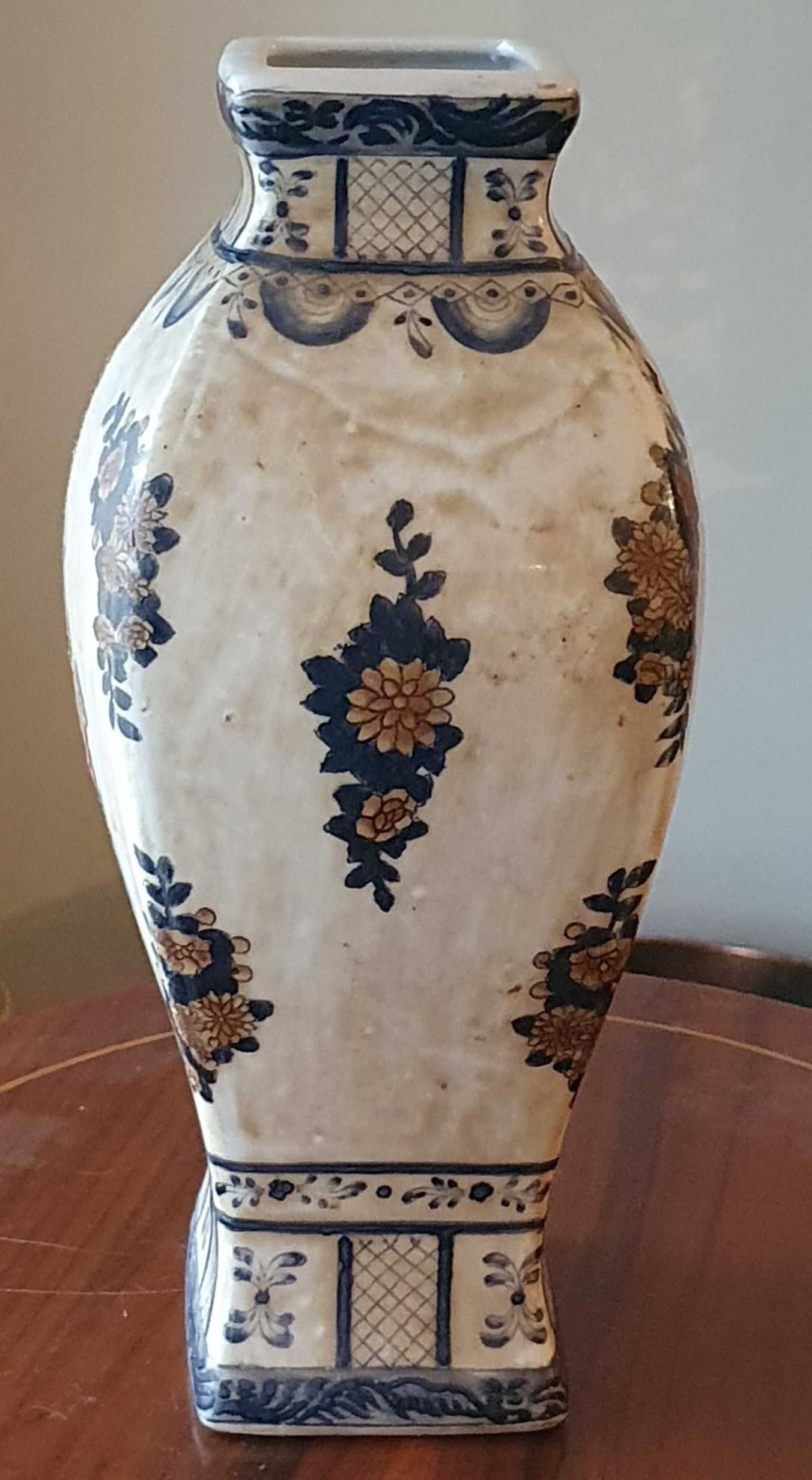 Jarra de Porcelana pintada à mão com brasão de Portugal.