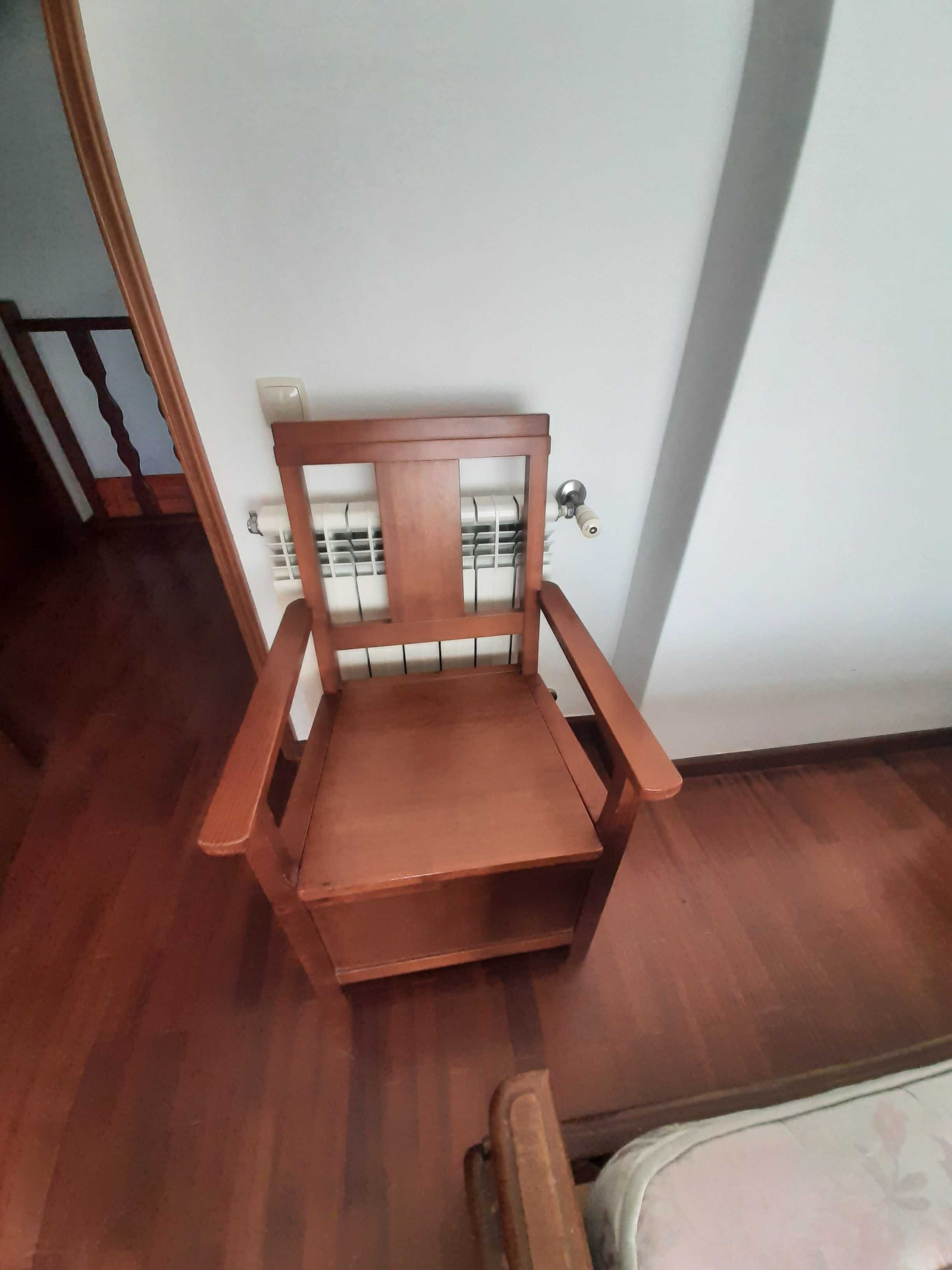 Cadeira para necessidades ideal para terceira idade.