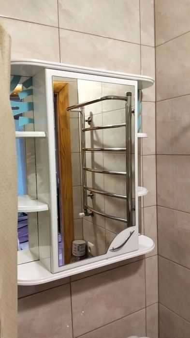 Навісна тумба в ванну.