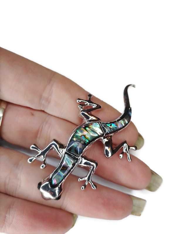 Broszka srebrna jaszczurka gekon masa perłowa