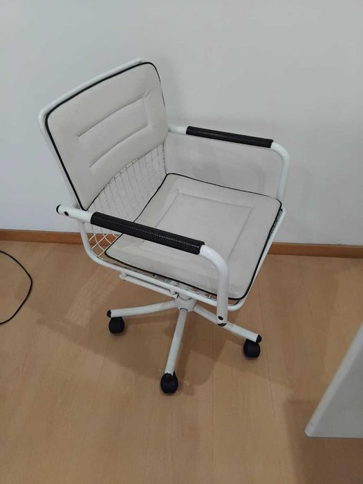 Moveis Criança - Cama-Secretaria- Mesa de cabeçeira- Bau -cadeira