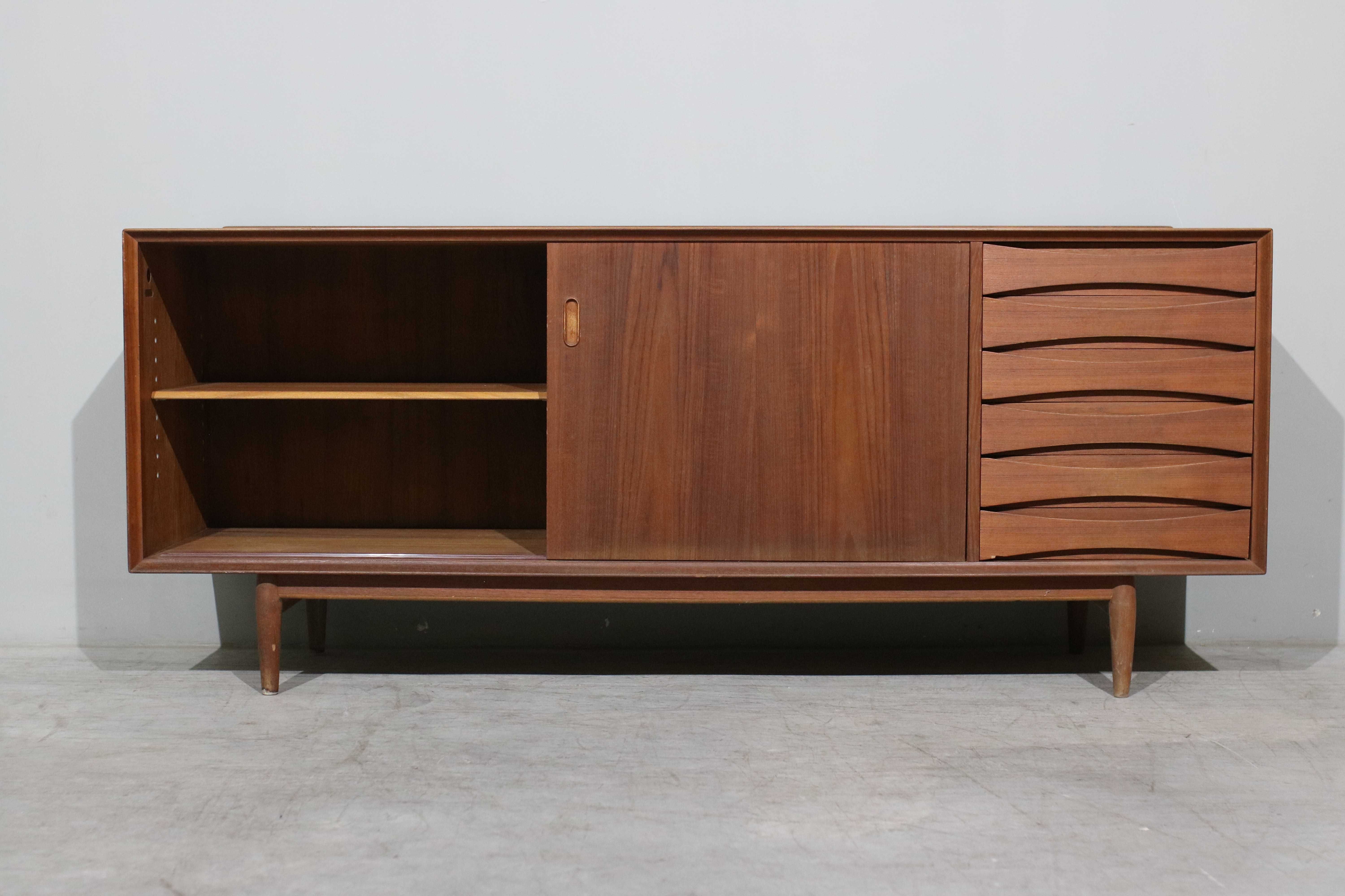 Aparador Arne Vodder em teca | Design Nórdico Vintage