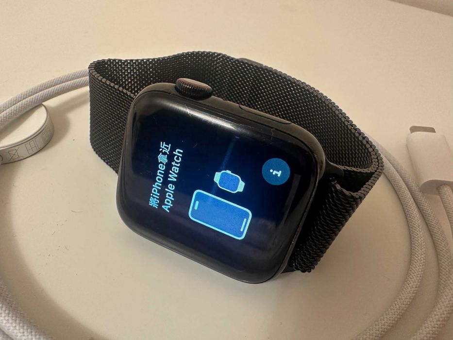 Apple Watch Series 4 – 44 мм з нержавіючої сталі з міланським ремінцем