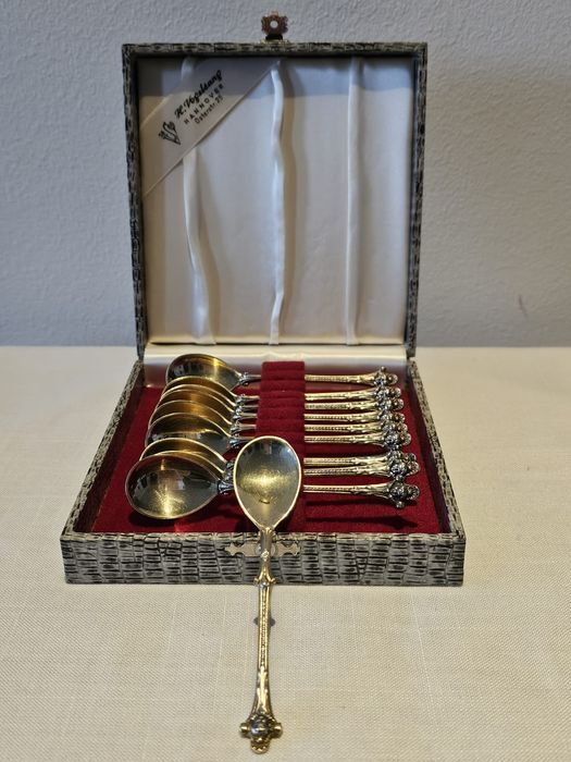 Dziesięć złoconych łyżeczek ze srebra próby 800