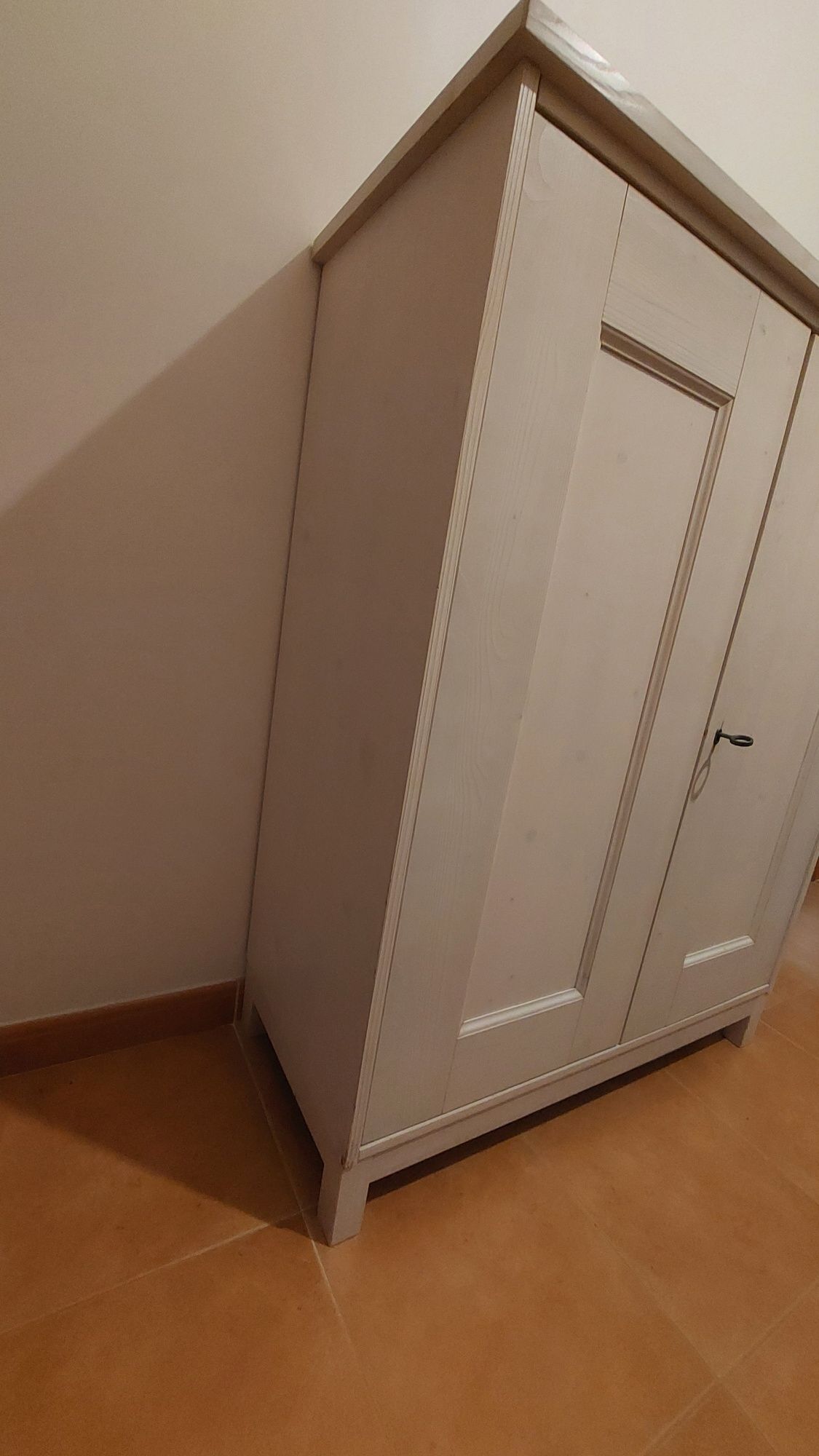 Móvel IKEA Com 2 portas e 2 prateleiras