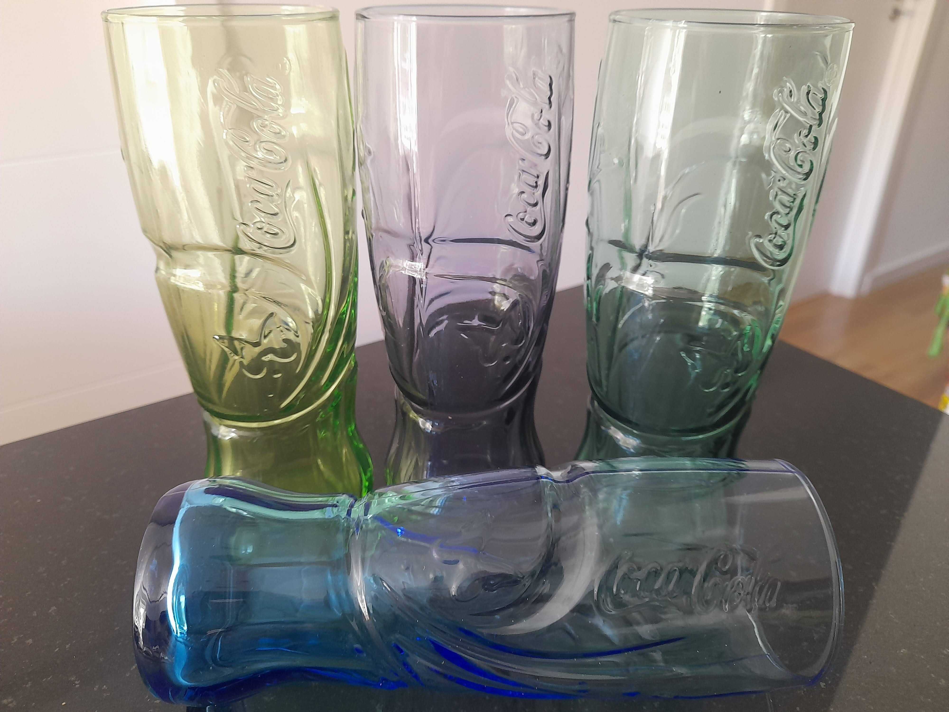 Conjunto de copos coloridos da Coca-cola