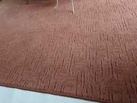 Wykładzina dywanowa, kolor cegły