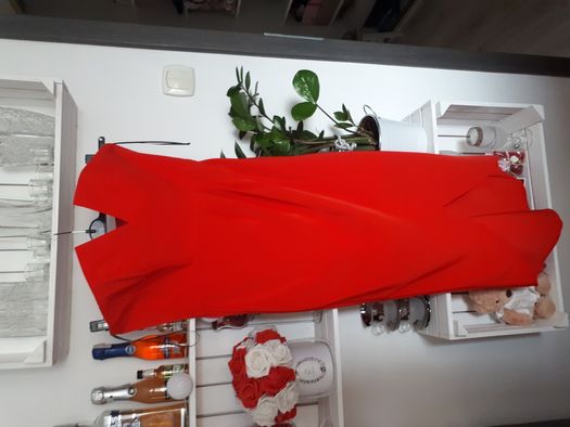 Piękna czerwona sukienka