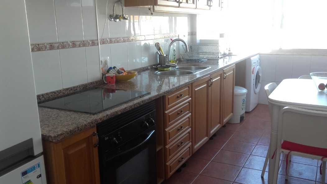 Quarto amplo com marquise fechada para arrendar em Almada junto ao rio