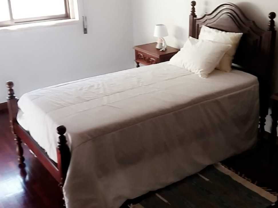 Cama de solteiro e colchão com pouco uso