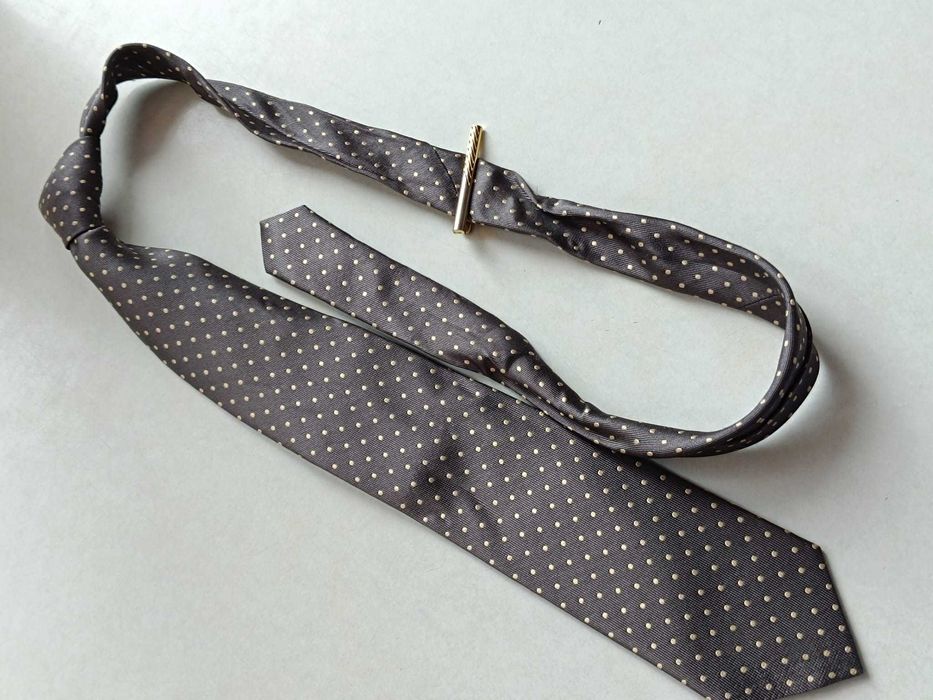 Lantier jedwabny krawat w złote groszki ze spinką