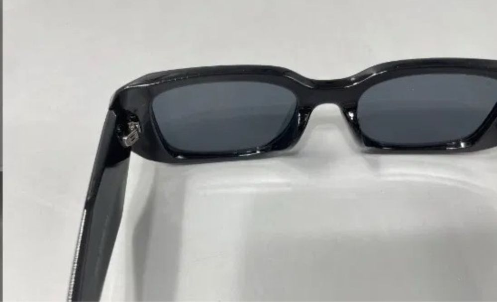 Oculos escuro com acessorio e caixa