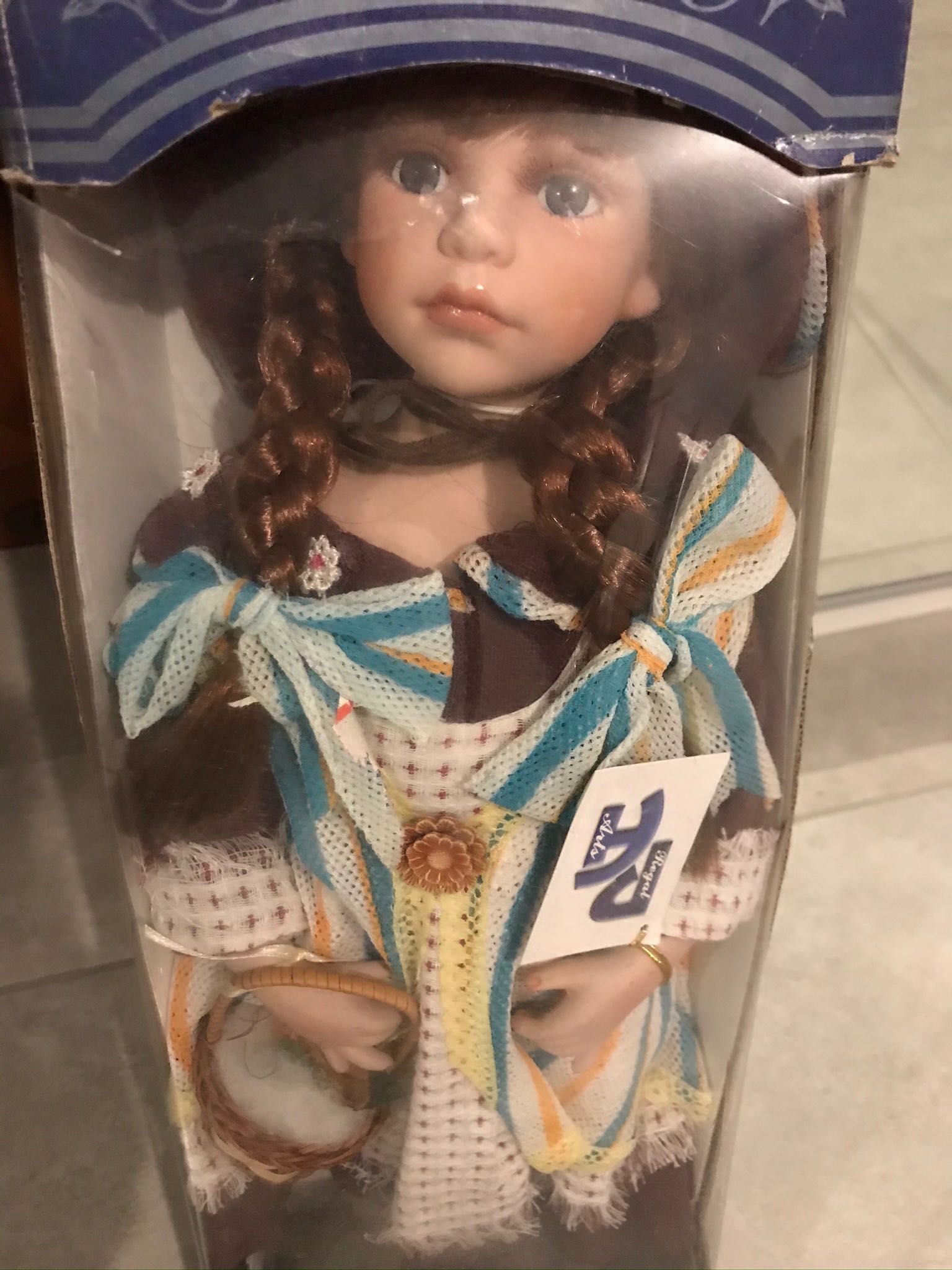 Boneca de porcelana nova lindissima