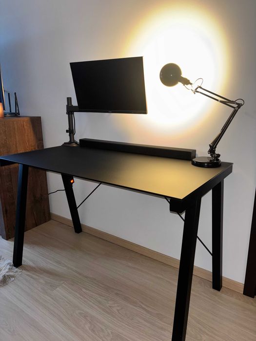 Czarne szklane biurko