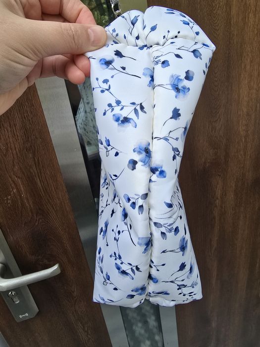 Kosmetyczka biało kremowa w niebieskie kwiaty