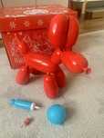 Cobi Squeakee interaktywny piesek balonowy