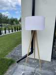Lampa stojaca na trojnogu abazur w stylu soandynawskim biala drewno
