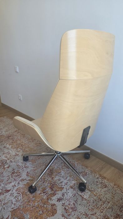 Cadeira escritorio creme e madeira