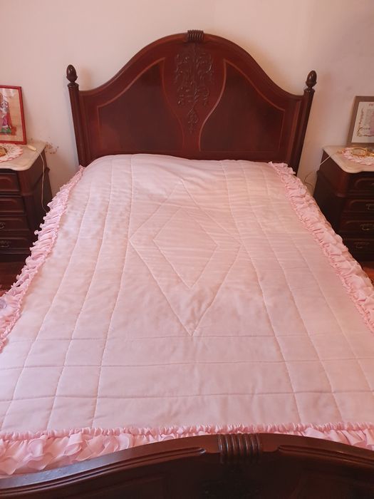 Cama antiga com colchão