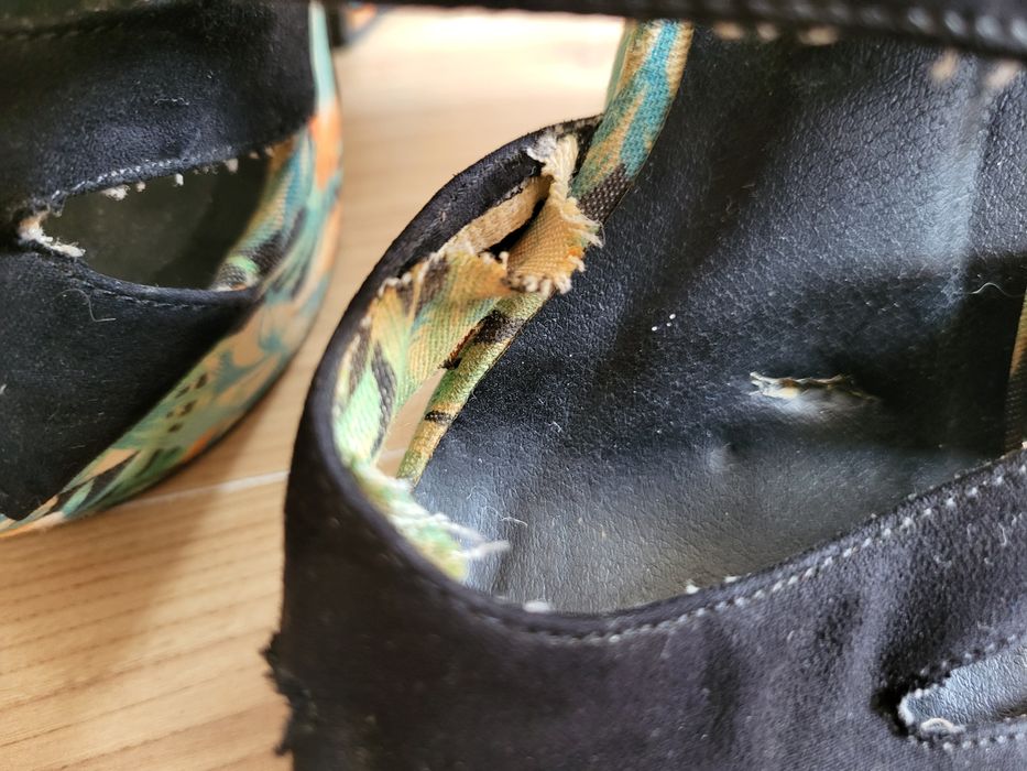 Sandały na koturnie