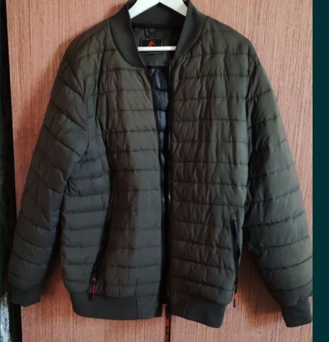 Продам чоловічий бомбер.