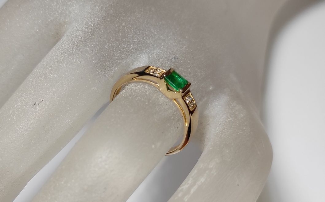 Женское золотое кольцо с изумрудом и бриллиантами. Желтое золото NEW