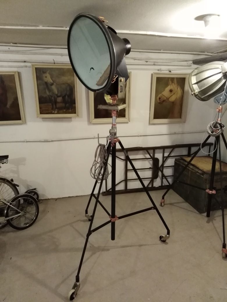 Reflektor lampa stojąca wielka industrial statyw filmowy PRL loft