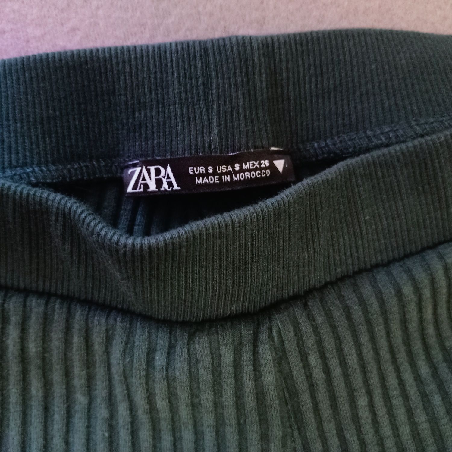 Elastyczne, prążkowane spodnie "ZARA" , dzwony w kolorze zielonym.