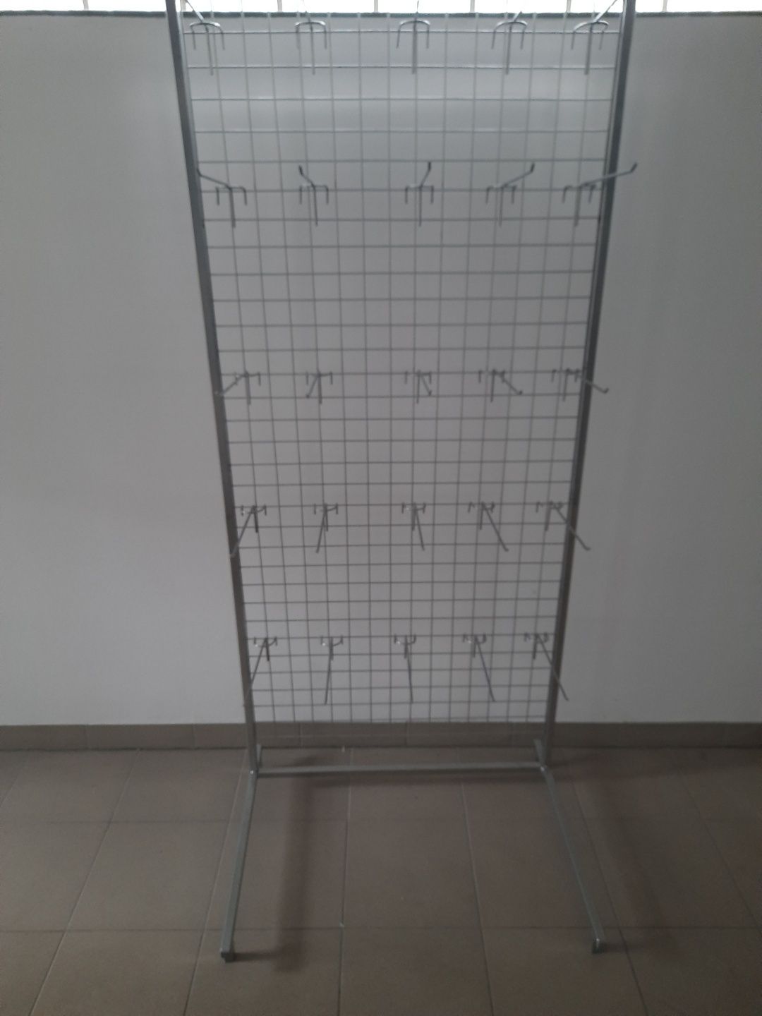 Stojak Ekspozytor z haczykami / Wieszak sklepowy kratka