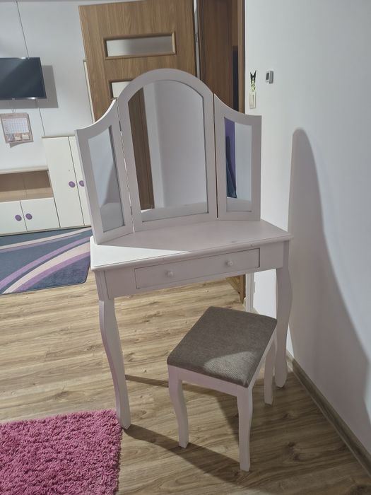 Toaletka z krzesłam