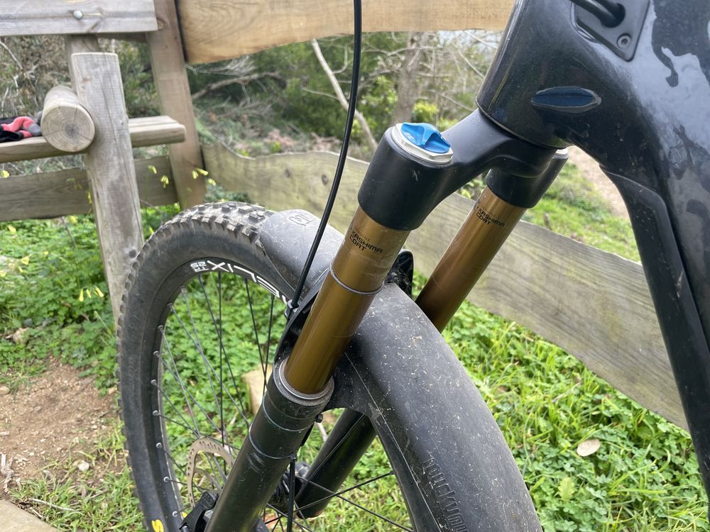 Bicicleta eletrica Cube Stereo Full Carbon 27,5 tamanho M travoes Magura e Gps/Computador de Bordo