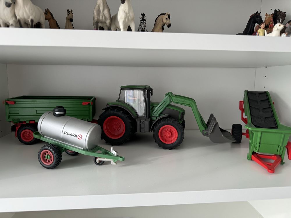 Traktor, beczkowóz oraz taśmociąg Schleich
