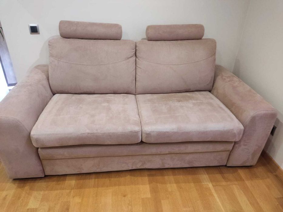 Rozkładana beżowa sofa
