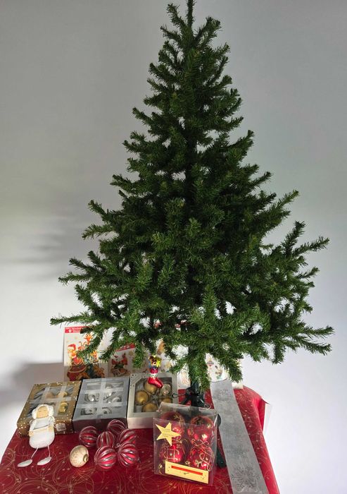 Vendemos uma árvore de Natal Artificial com a medida 1,58 M Altura